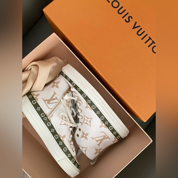 Louis Vuitton - Picture 2 of 12